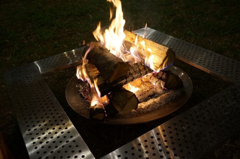 キャンプの醍醐味 焚き火 楽しむ為に知っておきたい火起こしのコツを解説 チンアナゴ Blog