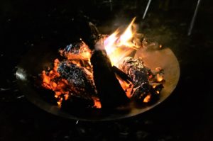 キャンプ飯 簡単 甘さ際立つ焚き火でつくる焼き芋 チンアナゴ Blog